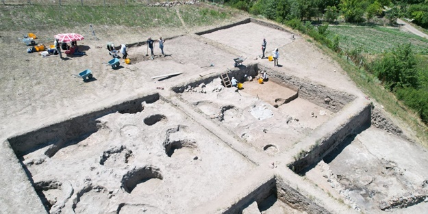 3300 yıllık mühür ve hançer bulundu