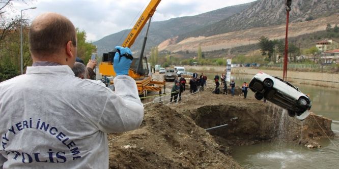 Yeşilırmak’a uçan otomobil çıkarıldı