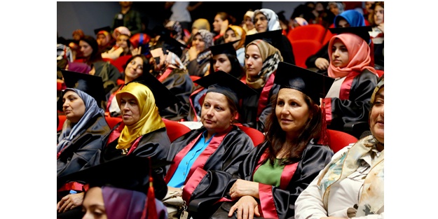 336 Anne “kep atarak” mezuniyetlerini kutladı