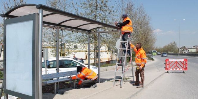 Bin 250 adet yeni yolcu durağının montajı sürüyor