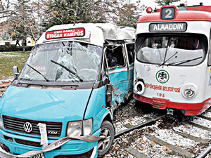 Tramvay, üniversitelileri taşıyan minibüsü biçti