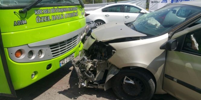 Ambulansa yol vermek isteyen araçlar birbirine girdi