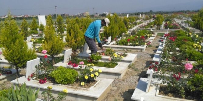 Mezarlıklar bayrama hazırlanıyor