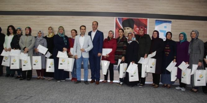 Genç kursiyerler sertifikalarını aldı