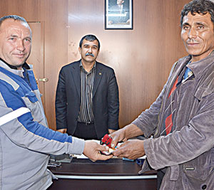 Bulduğu altın kesesini sahibine ulaştırdı