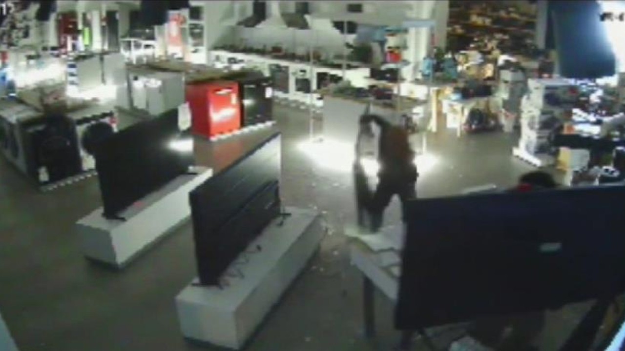 3,5 milyon liralık vurgun kamerada! Çalıntı kamyonetle dükkanı soyup soğana çevirdiler