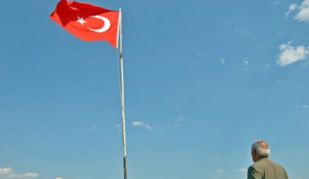 35 senedir tüm zorluklara rağmen bayrağı dalgalandırıyor