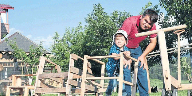 3.5 yaşındaki engelli oğlu için kendi imkanlarıyla rehabilitasyon merkezi kurdu