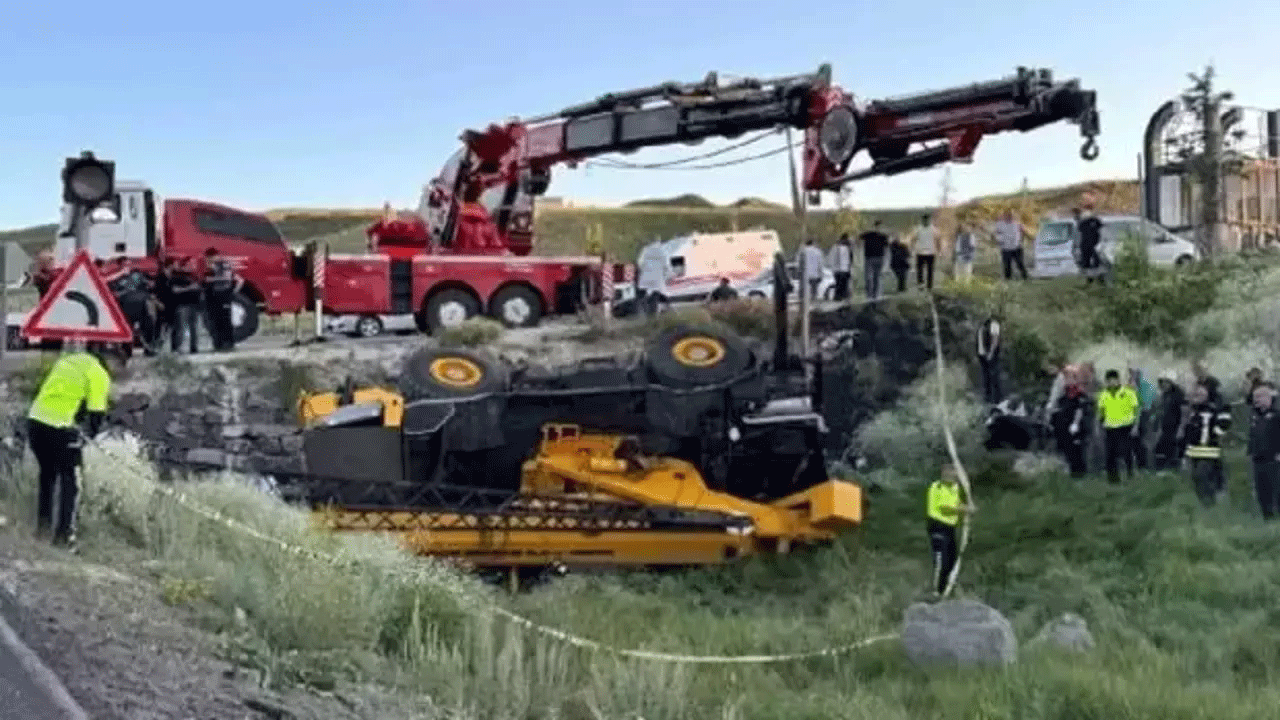 Erzurum'da devrilen vinçten atlayan operatör hayatını kaybetti!