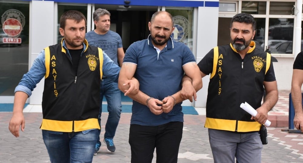 35 yıl hapis cezası bulunan şüpheli elbiselerin arasında yakalandı 
