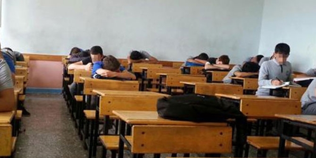 35 yıllık öğretmeni emekli eden görüntü