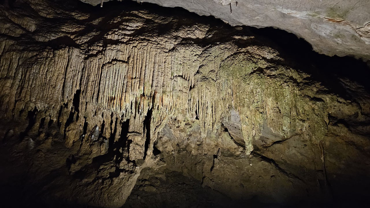 350 milyon yıllık tarih! Sıcaktan bunalanlar o mağaraya kaçıyor
