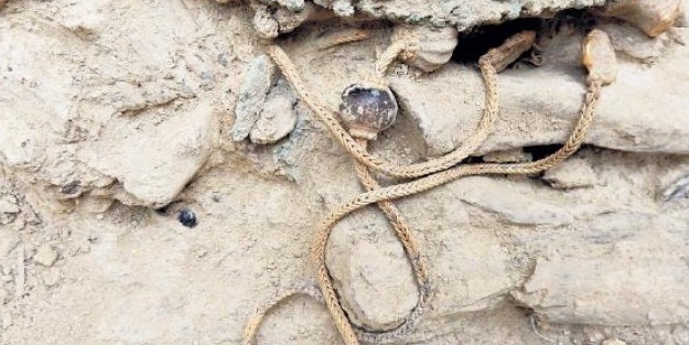 3500 yıllık mezardan hazine çıktı