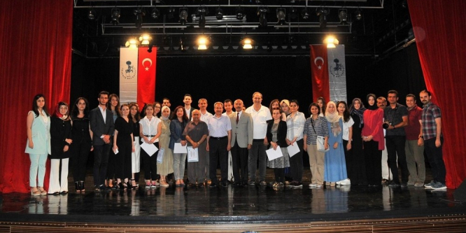 Tasarım yarışmasında dereceye giren öğrencilere ödül