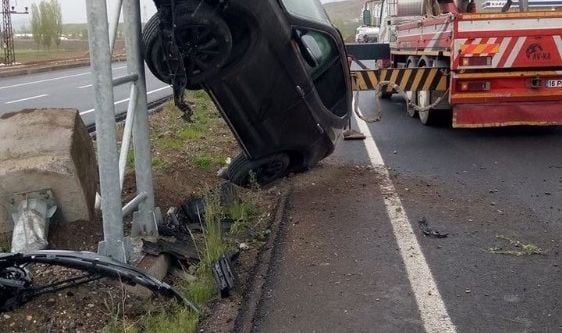 Takla atan otomobil direğe çıktı: 2 yaralı