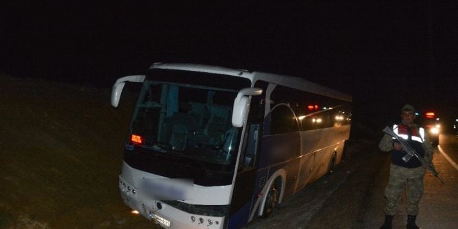 Farları bozulan yolcu otobüsü su kanalına düştü