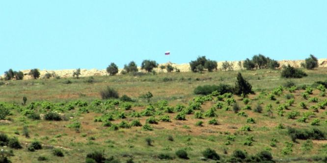 Suriye sınırına Rus bayrağı çekildi