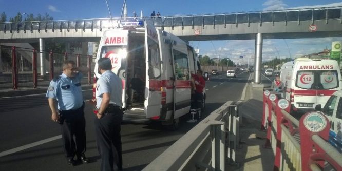 Direksiyon hakimiyetini kaybeden kadın sürücü kaza yaptı