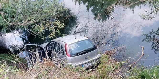 Otomobille dereye uçtu