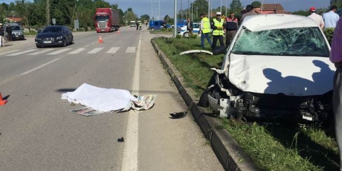 Otomobilin çarptığı bisikletli hayatını kaybetti