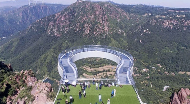 360 metre yükseklikte dünyanın en uzun uzay yürüyüşü köprüsü