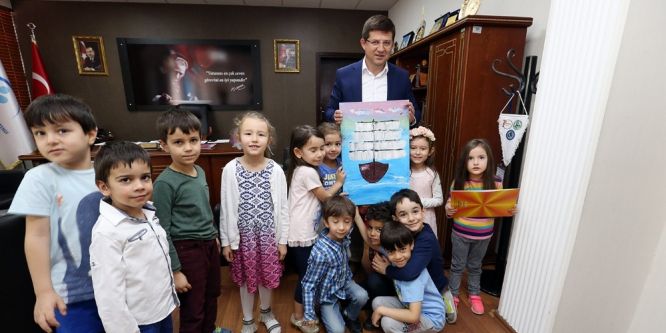 Minik gazetecilerden başkana soru yağmuru
