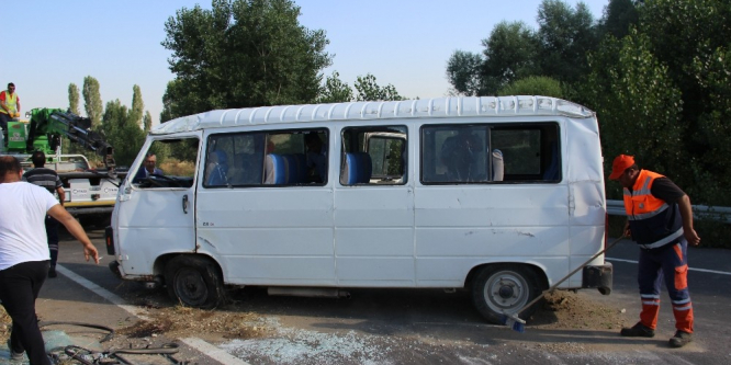 İşçileri taşıyan minibüs devrildi: 8 yaralı