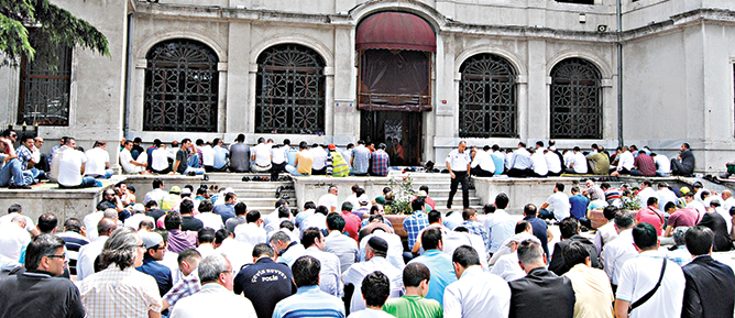 Bezmialem Valide Sultan Camii doldu taştı!