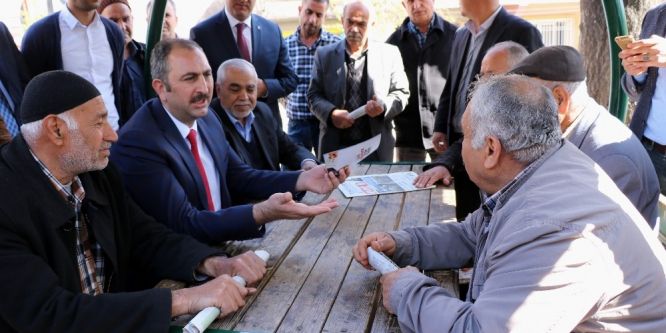 AK Parti Genel Sekreteri Gül esnafı gezdi