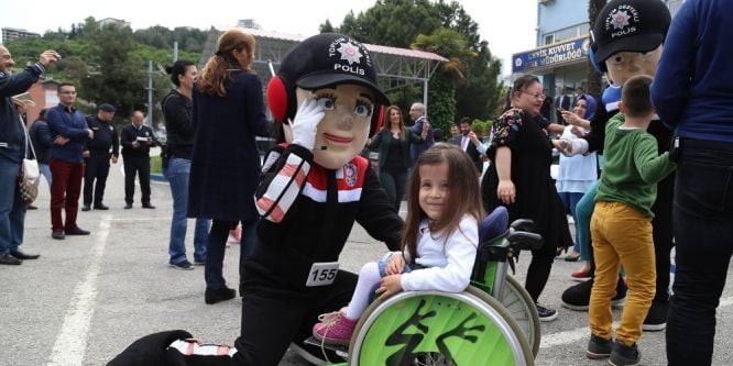 Engelli polis çocukları için eğlence