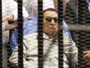 Mübarek ve çocukları mahkemelerde sürünüyor