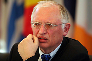 Verheugen: Gösterilerde şiddet kabul edilemez