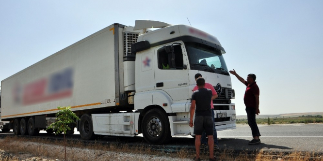 Serinlemek için suya girdikleri sırada soyuldular