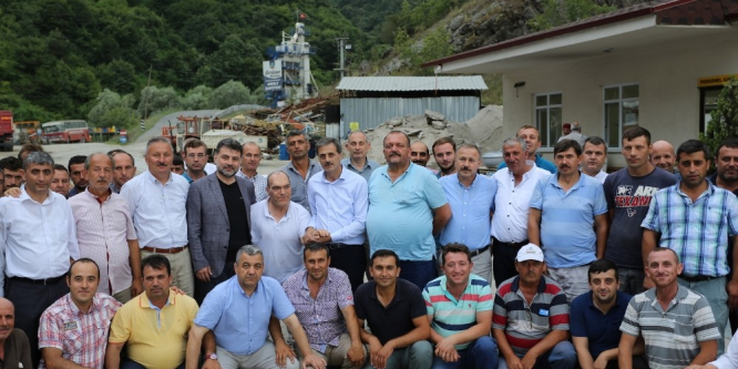Emekli olan personele veda yemeği düzenledi