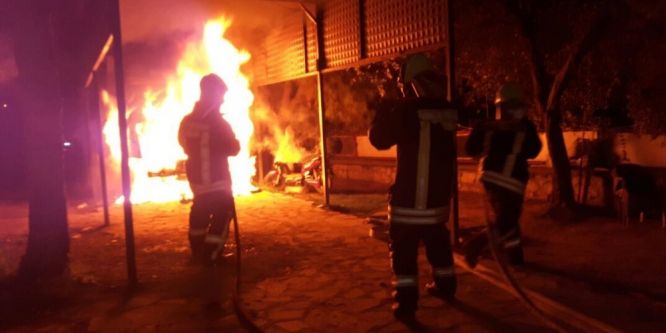 Tam donanımlı ambulansı yaktı