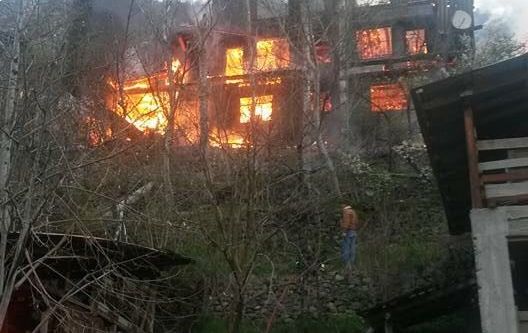 Yangında 3 katlı ev kül oldu