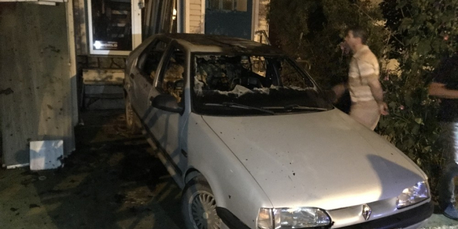 İki otomobili ateşe verdiler