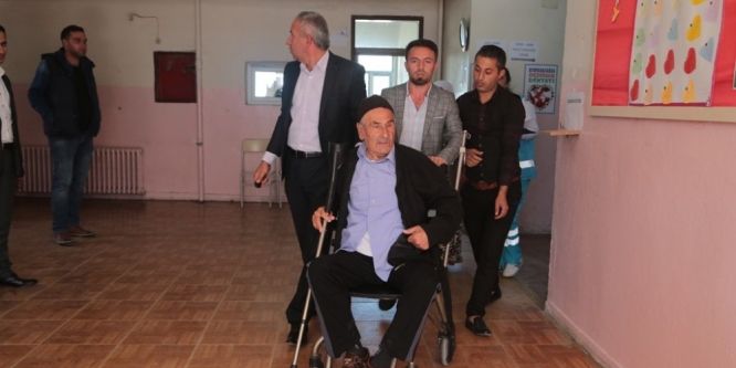 Felçli hastalar sağlıkçıların yardımı ile oy kullandı