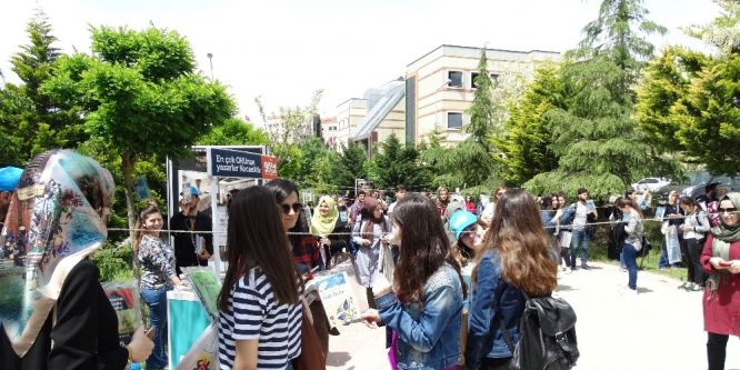 Üniversiteliler meyve toplar gibi kitap topladılar