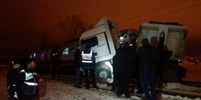 Yolcu treni tıra çarptı: 1 ölü, 5 yaralı