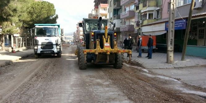 Soma caddelerinde çalışmalar devam ediyor
