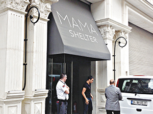 Tahrip ettiği caminin karşısına lüks otel açmış!