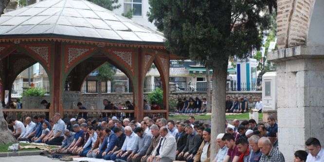 Cuma namazında şehitler için dua edildi
