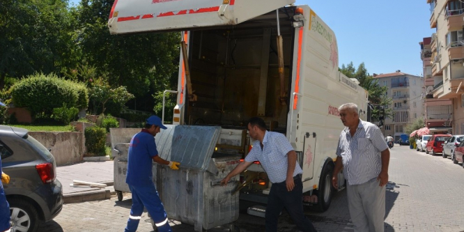 Şehzadeler’de çöp konteynerleri dezenfekte ediliyor