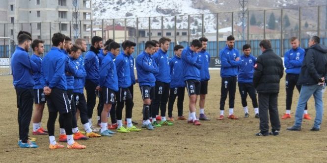 Profesyonel takımdaki 8 oyuncu lisede okuyor