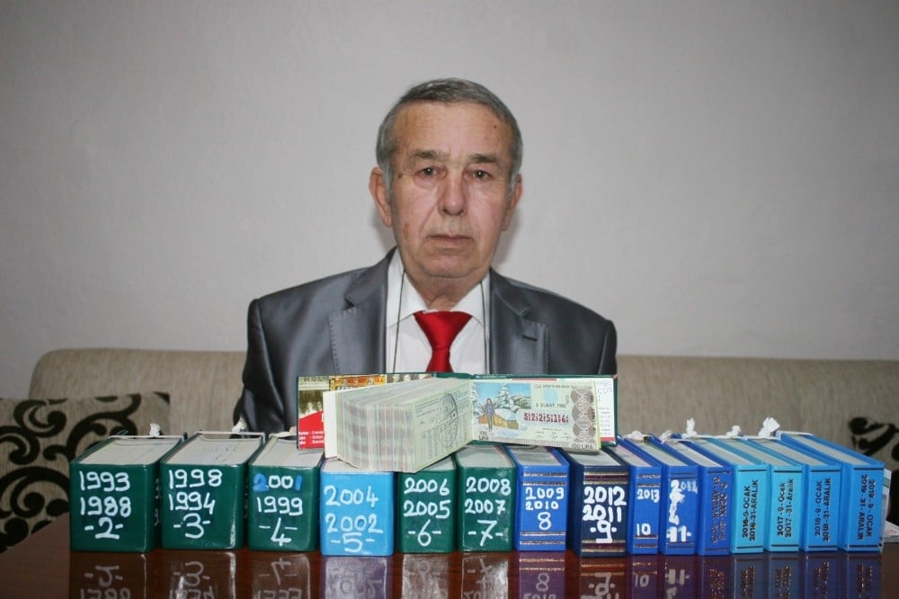 38 yıldır aldığı hiç ikramiye çıkmayan 7 bin piyango biletini biriktirdi 