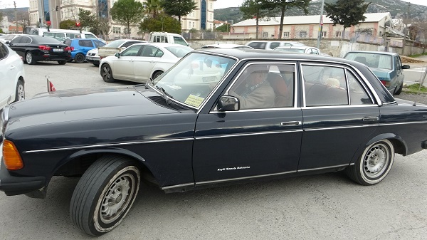 38 yıldır aynı arabayı kullanıyor! 42 yıllık arabaya verilen rakam dudak uçuklattı