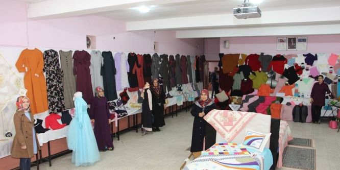 Ev hanımları el emeği ürünlerini sergiledi