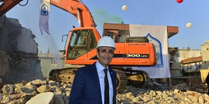 Riskli binaların yıkımına başladı