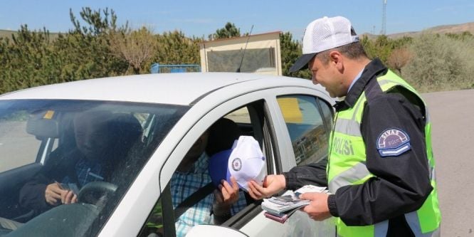 Polisten sürücülere hediyeli denetim
